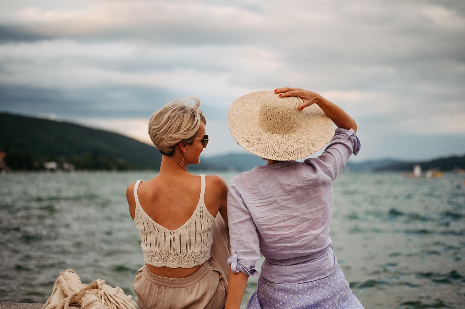 zwei frauen am see