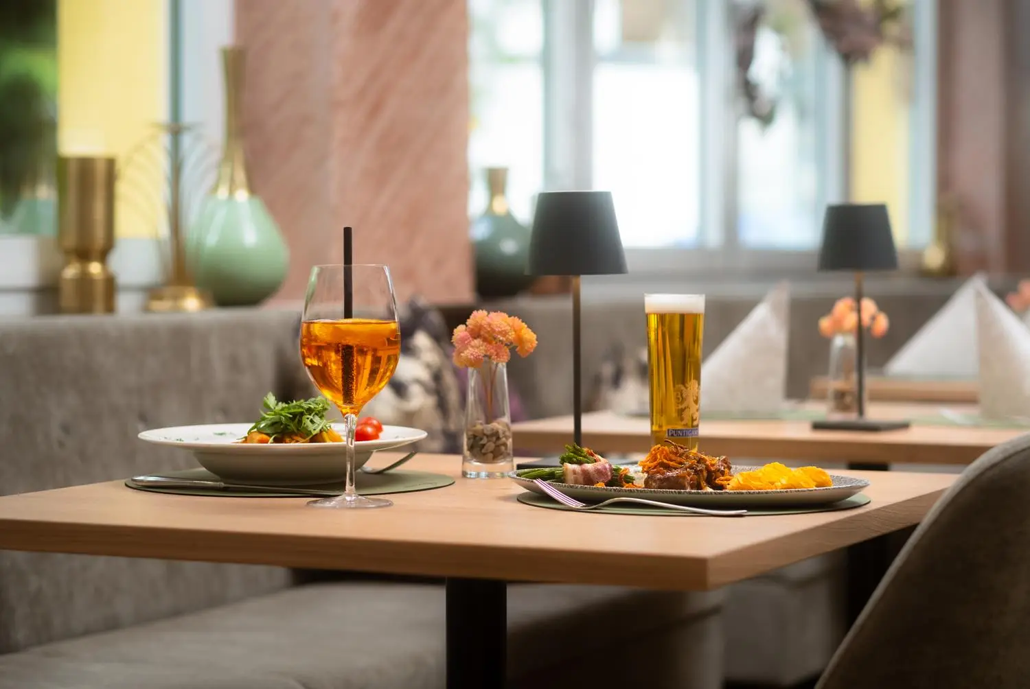 tisch mit essen und getr&auml;nken